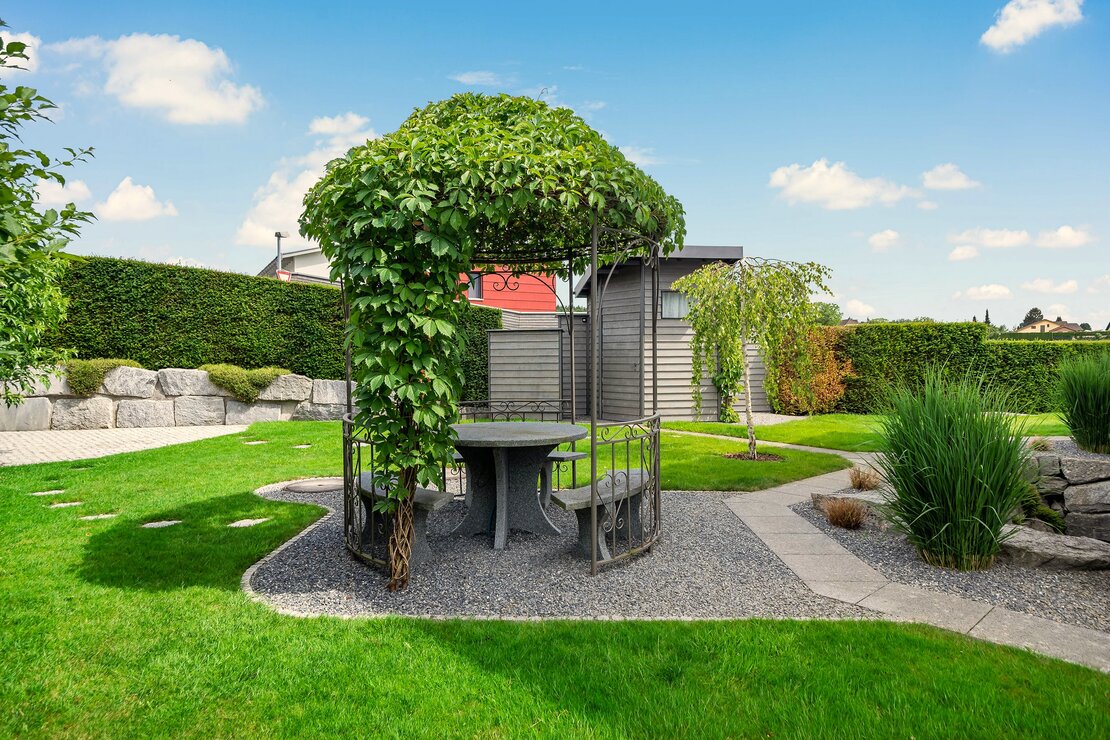 Garten mit Pavillon