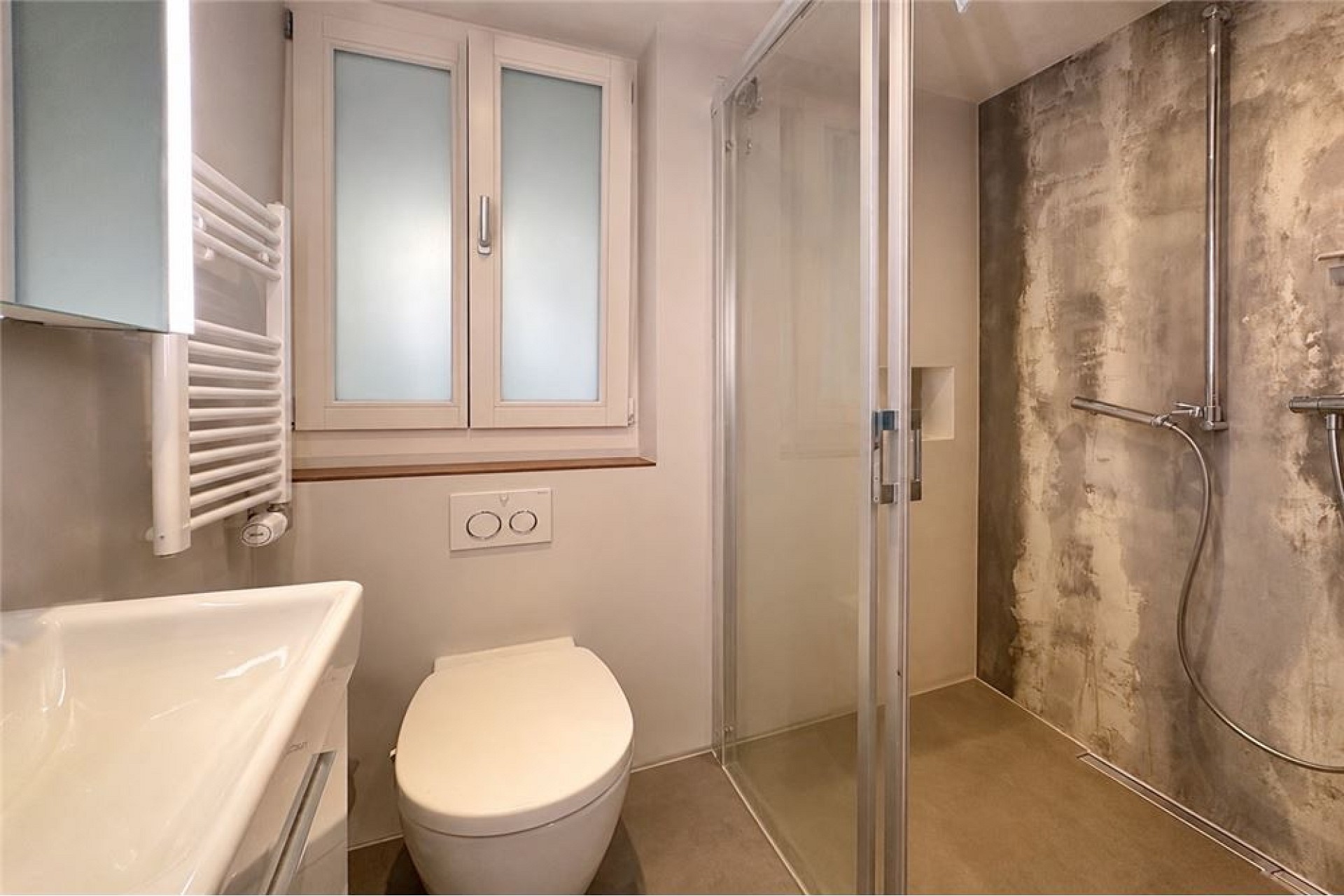 Modernes Badezimmer mit Dusche und WC