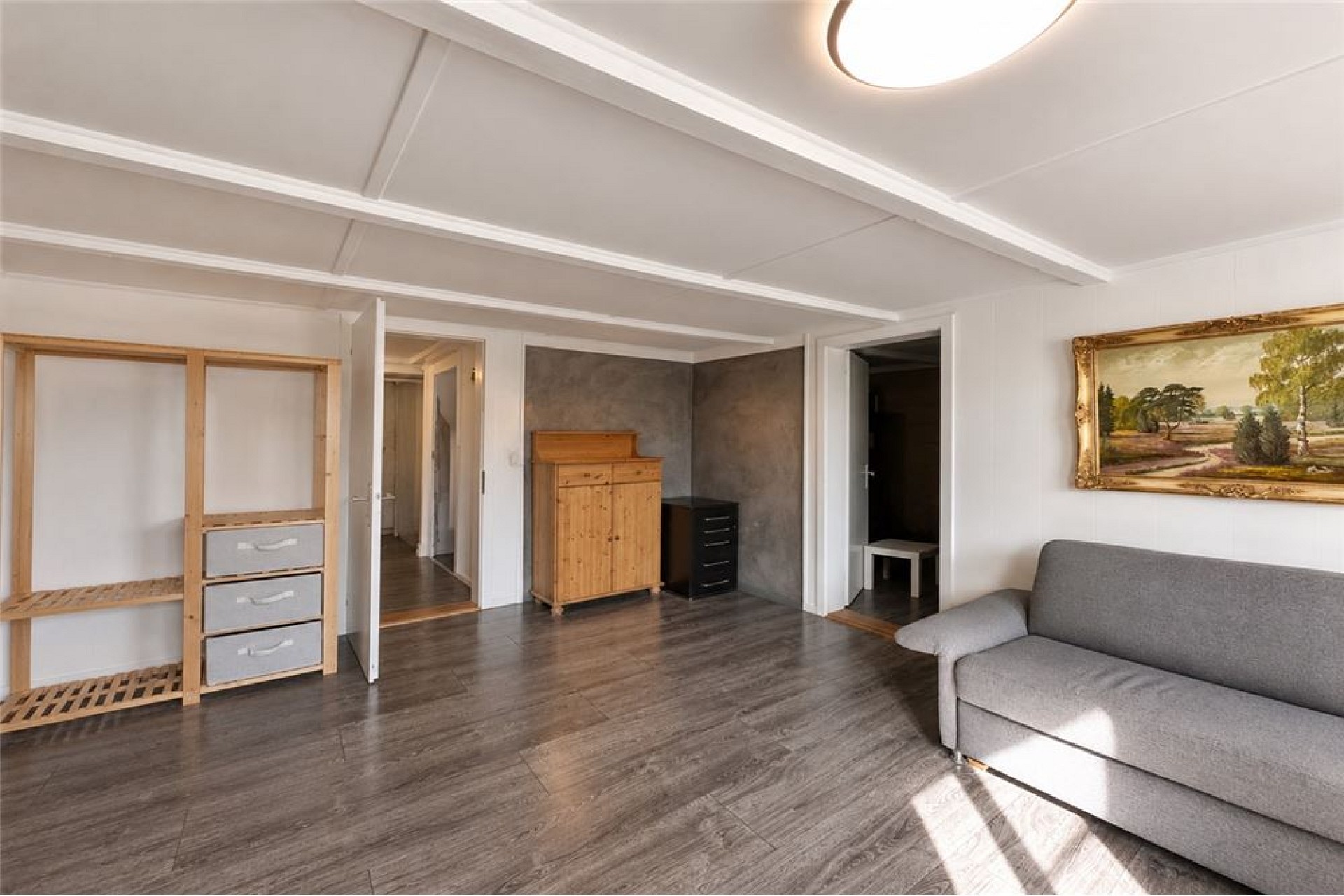 Wohnzimmer mit begehbarem Kleiderschrankbereich