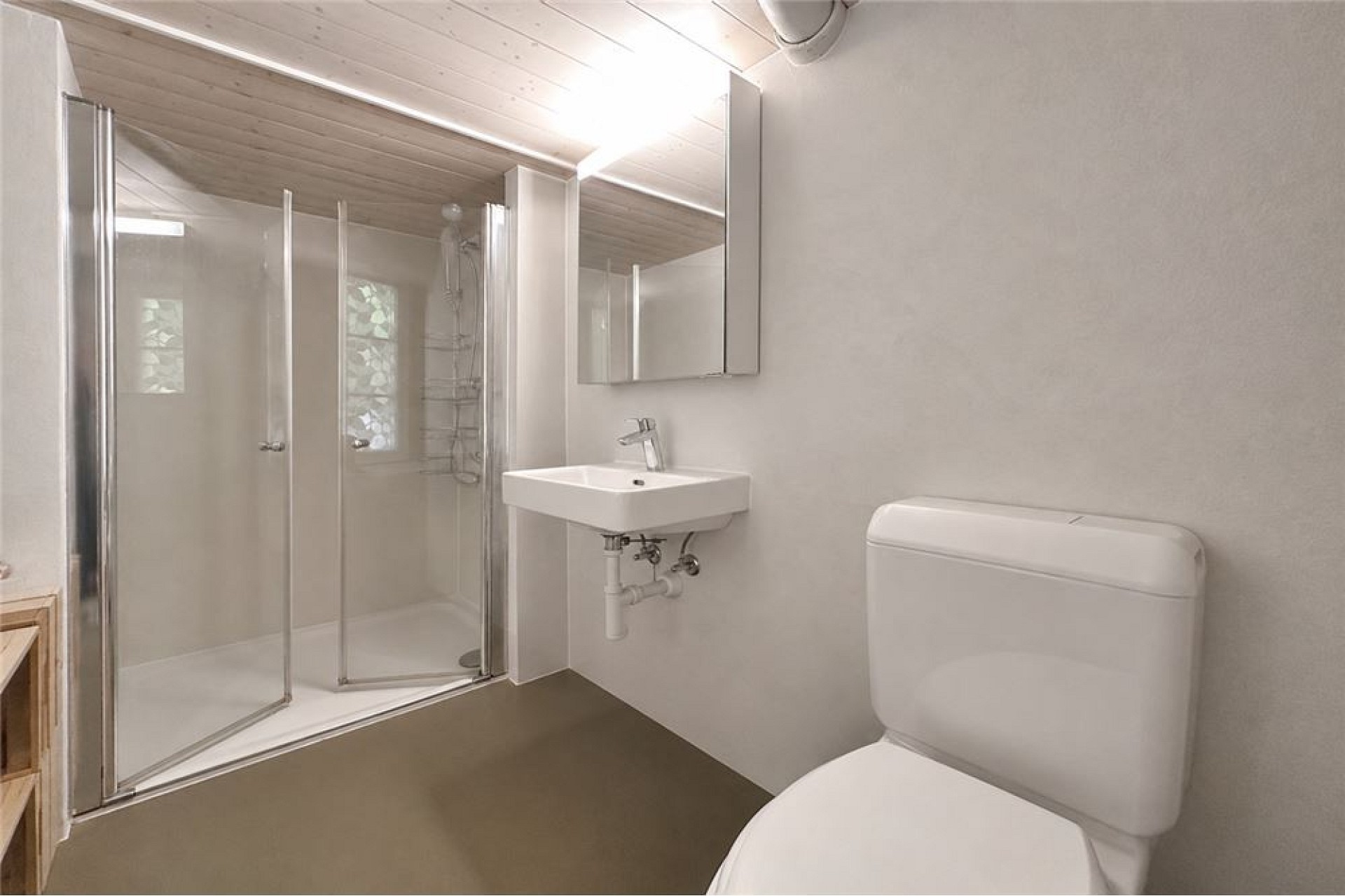Modernes Bad mit Dusche und WC unter Dachschräge