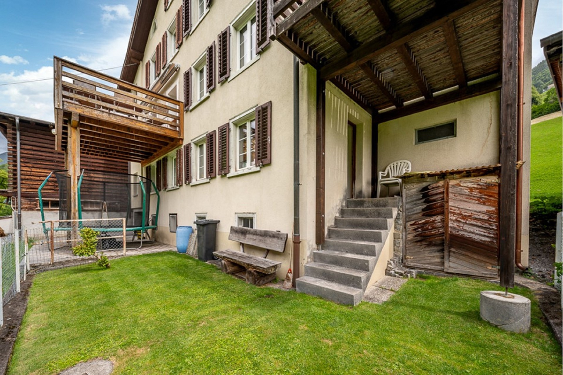 Außenansicht eines Hauses mit Garten