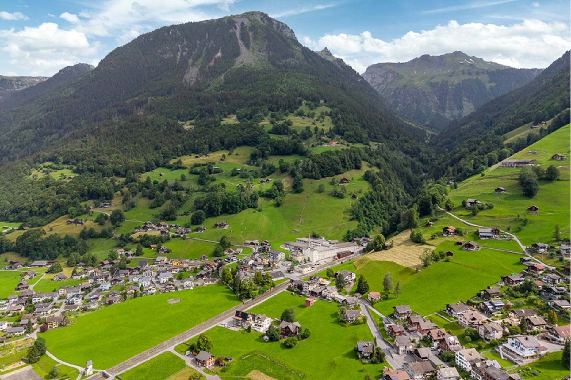 Alpenort aus der Luft