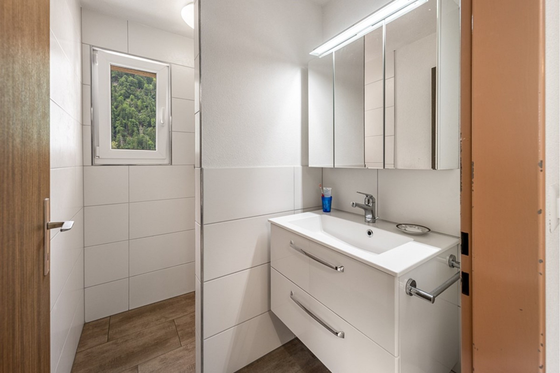 Modernes Badezimmer mit Waschtisch und Spiegel
