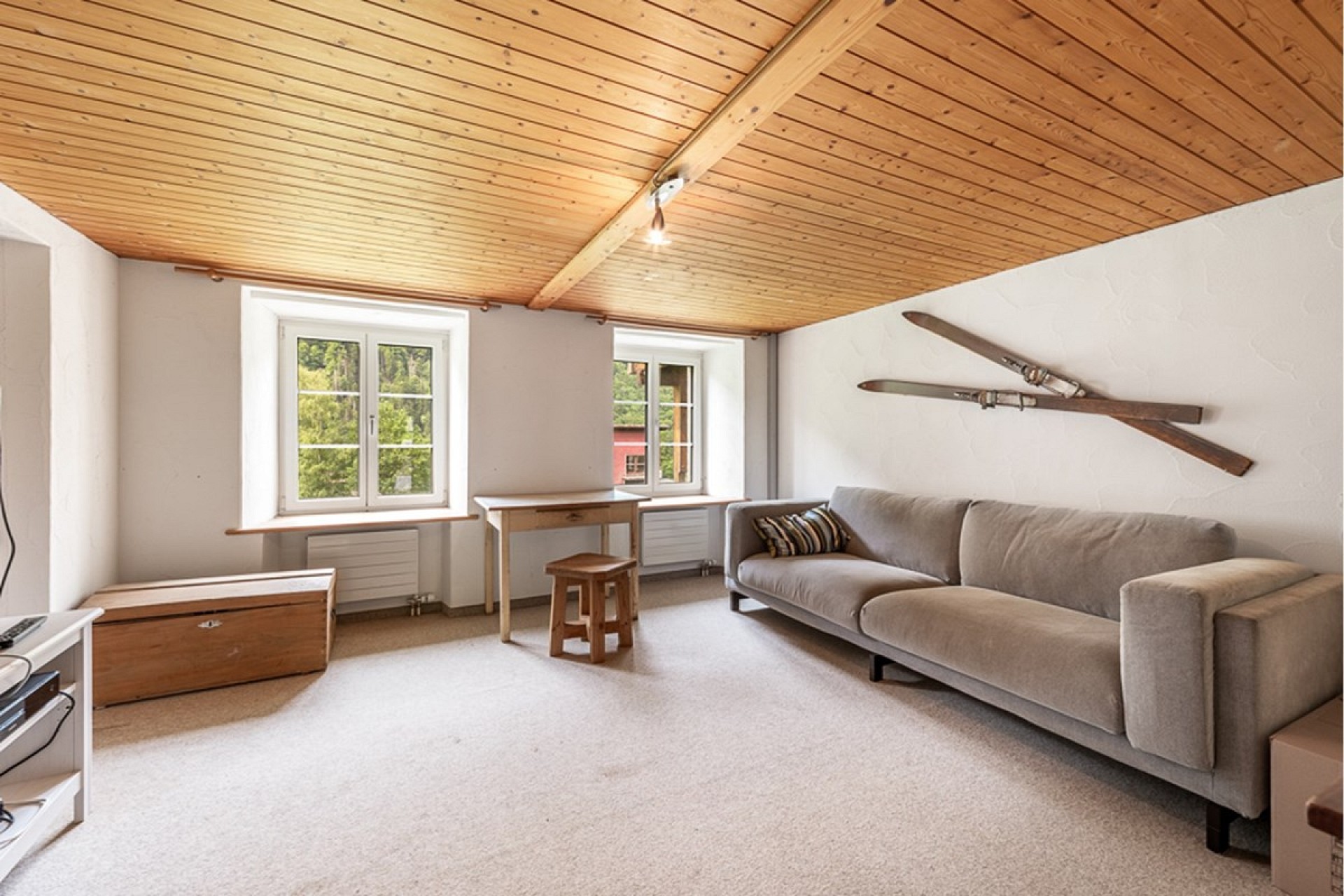 Heller Wohnraum mit Holzdecke