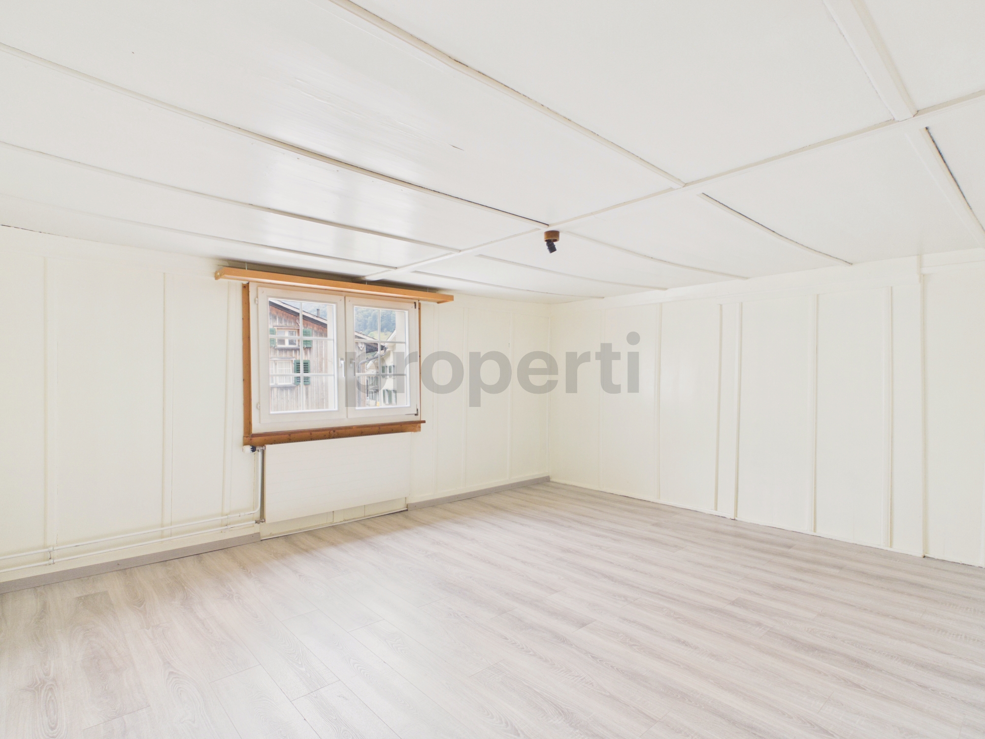 Heller leerer Raum mit Fenster