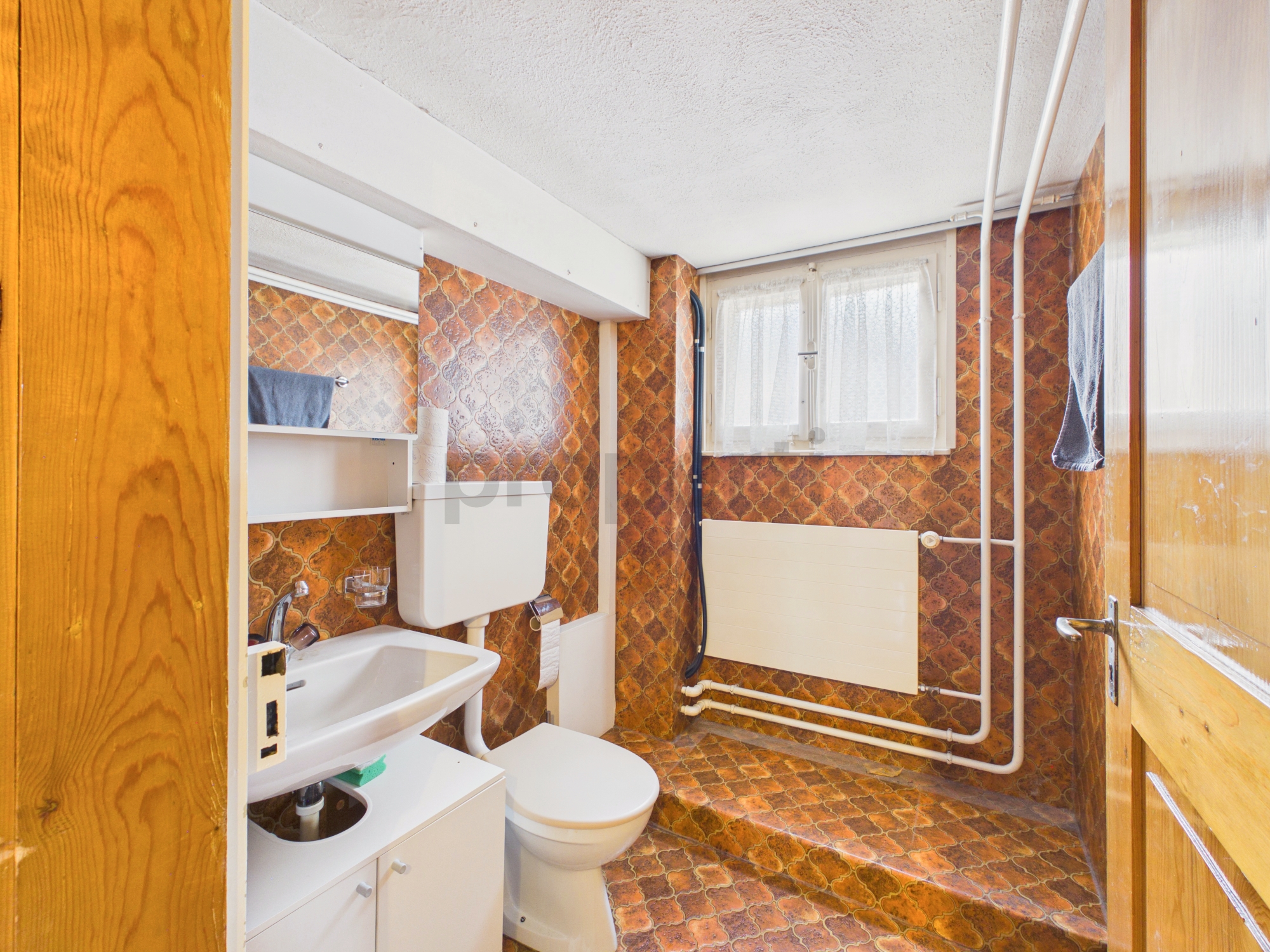 Badezimmer mit auffälligem Retro-Dekor