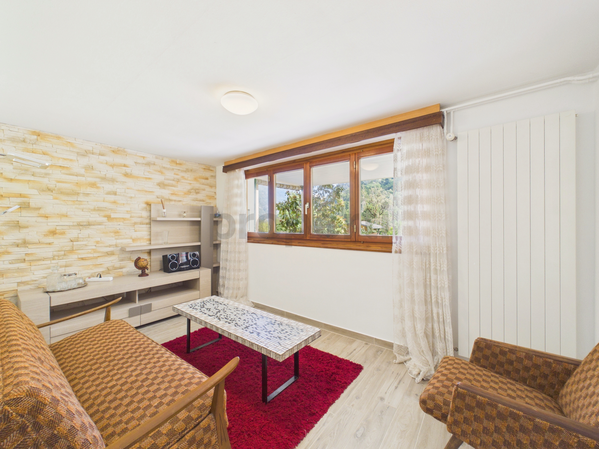 Helles Wohnzimmer mit Balkonblick