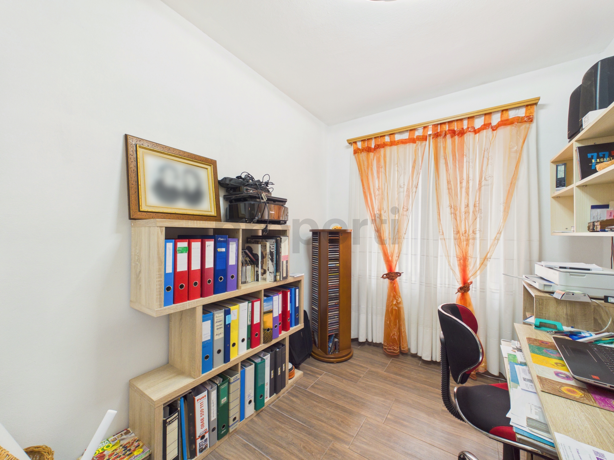 Arbeitszimmer mit Regalen und Schreibtisch
