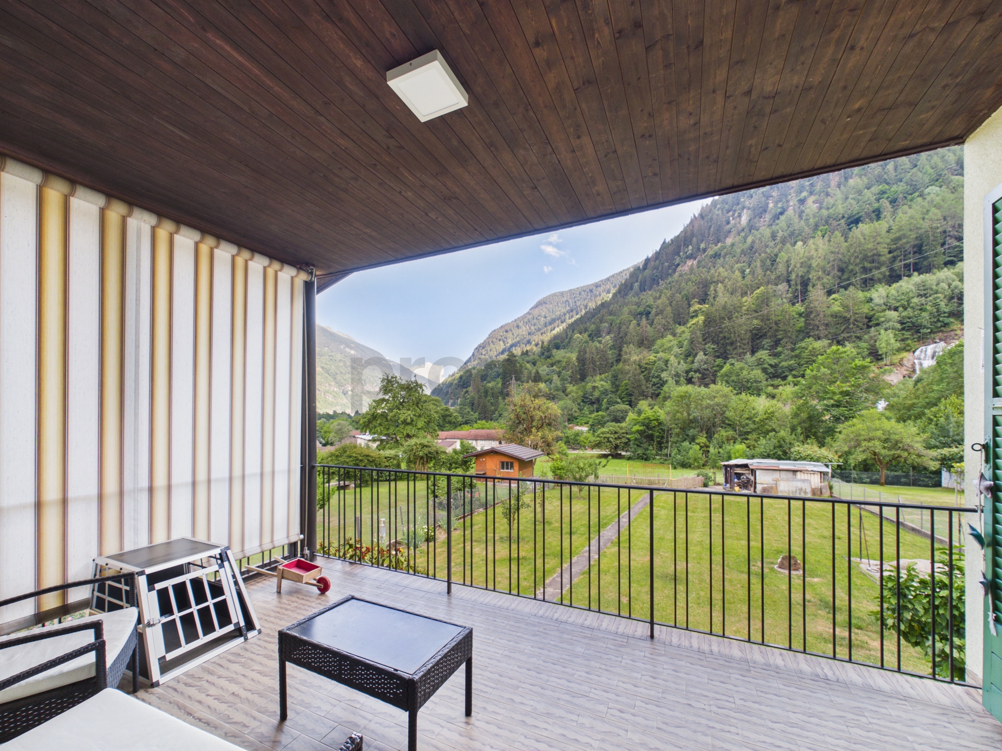 Überdachter Balkon mit Bergblick