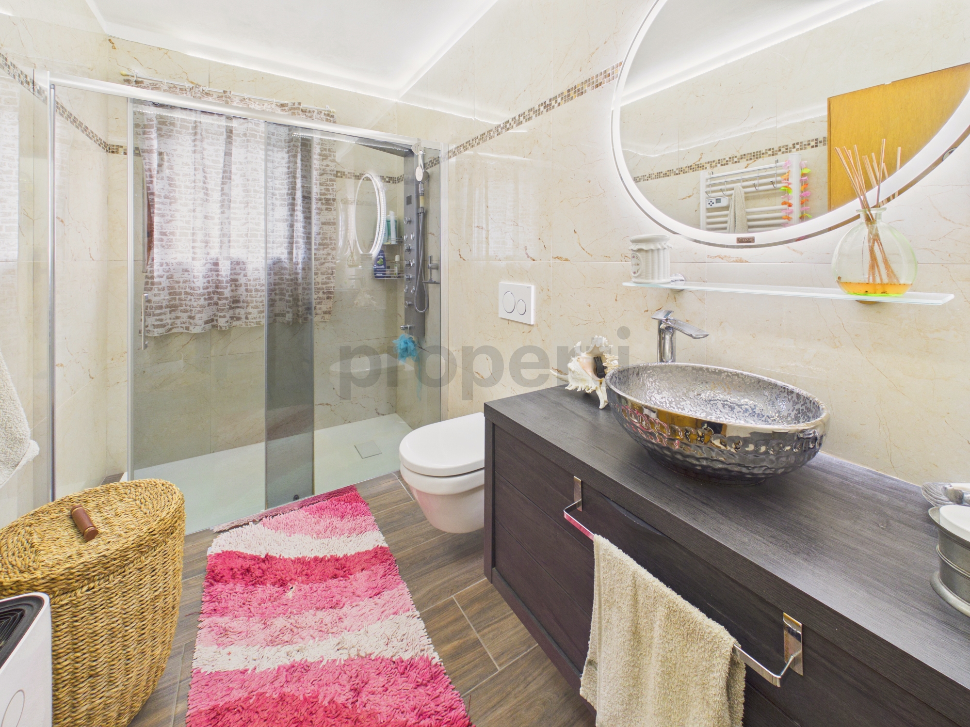 Modernes Badezimmer mit begehbarer Dusche und Waschplatz