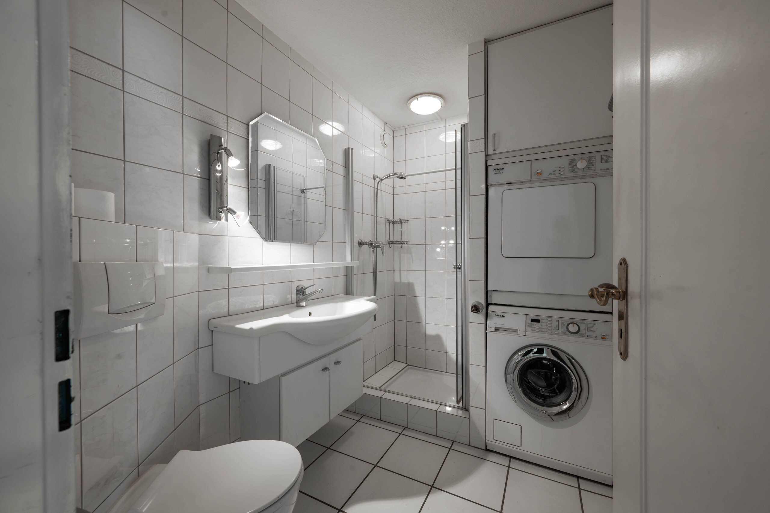 Modernes Badezimmer mit integrierter Waschküche