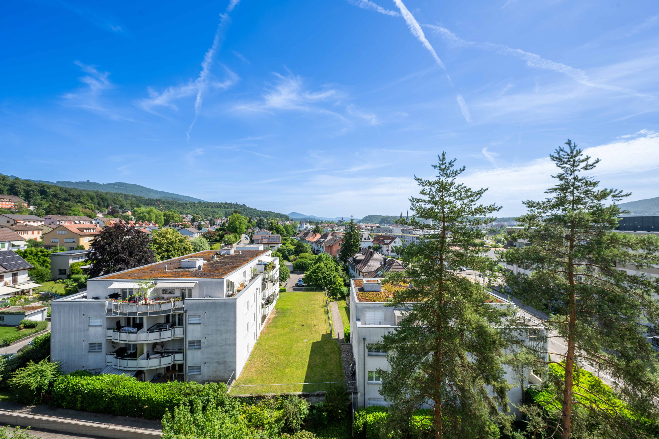 Stadt- und Bergblick aus erhöhter Position