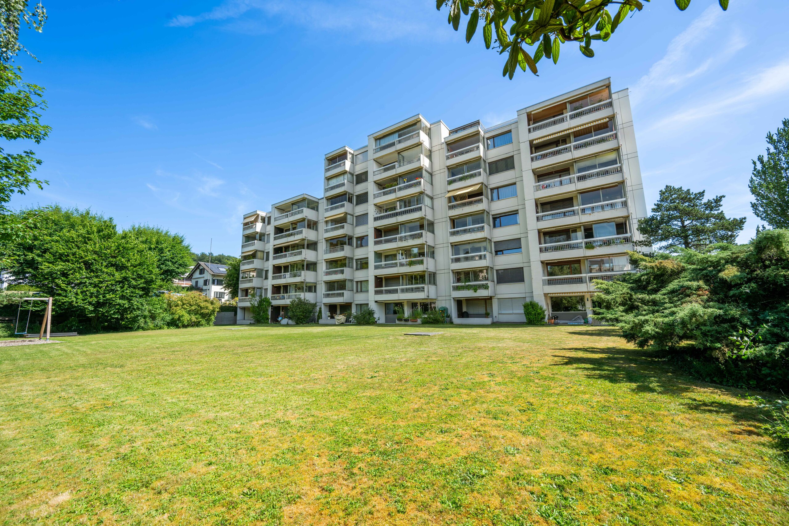 Mehrfamilienhaus mit großer Grünfläche