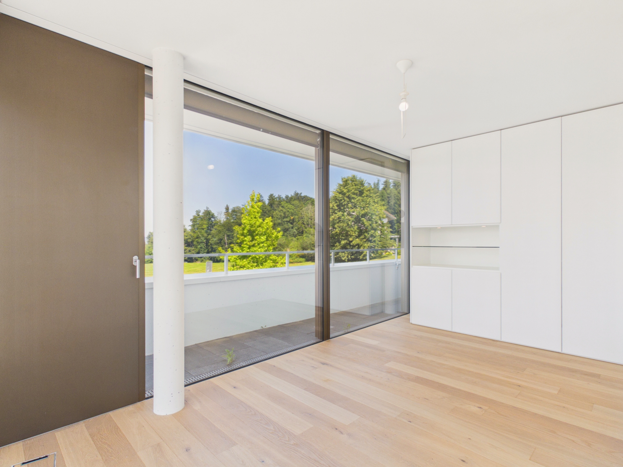 Helles modernes Zimmer mit großer Fensterfront