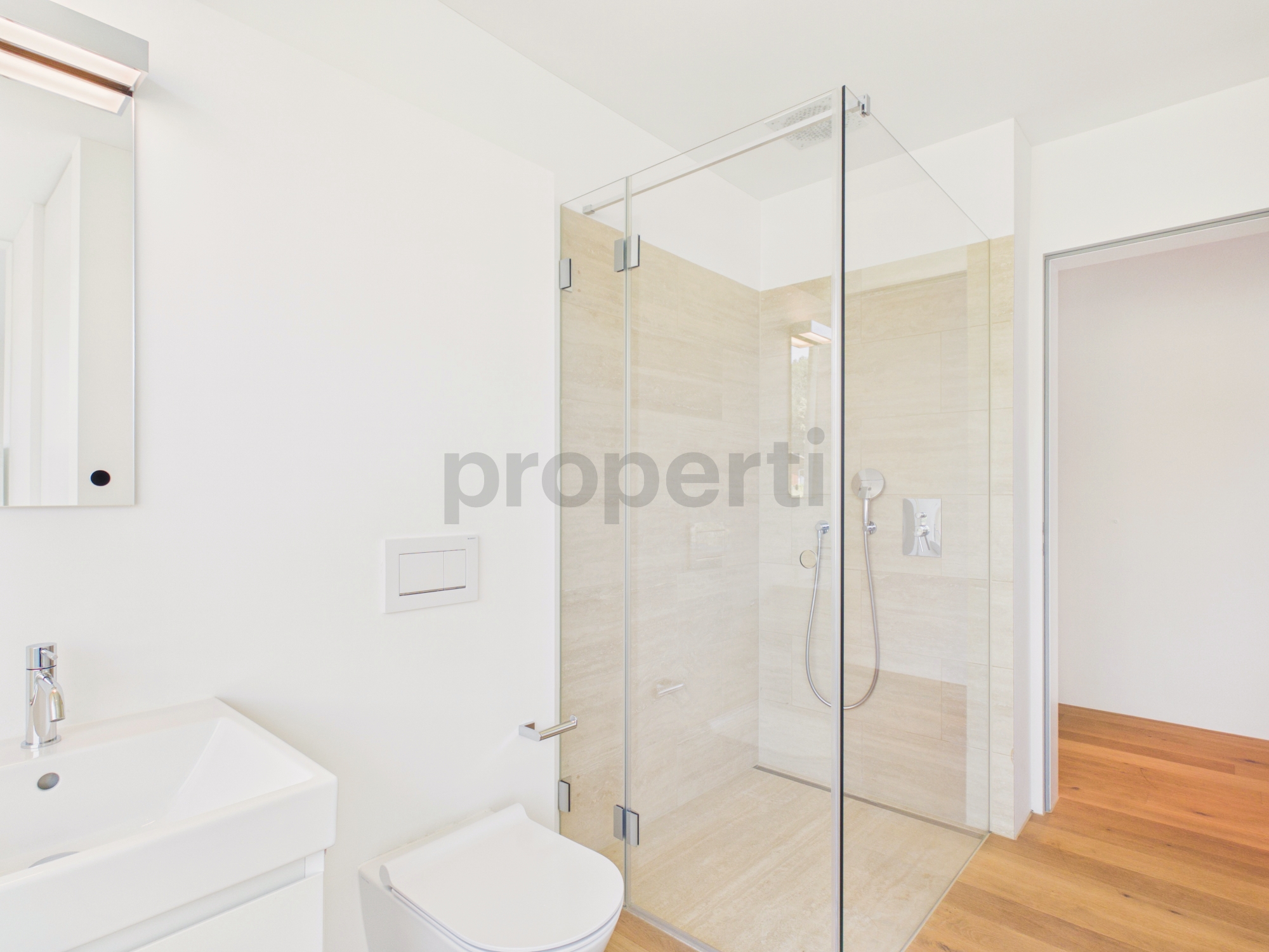 Modernes Badezimmer mit begehbarer Dusche