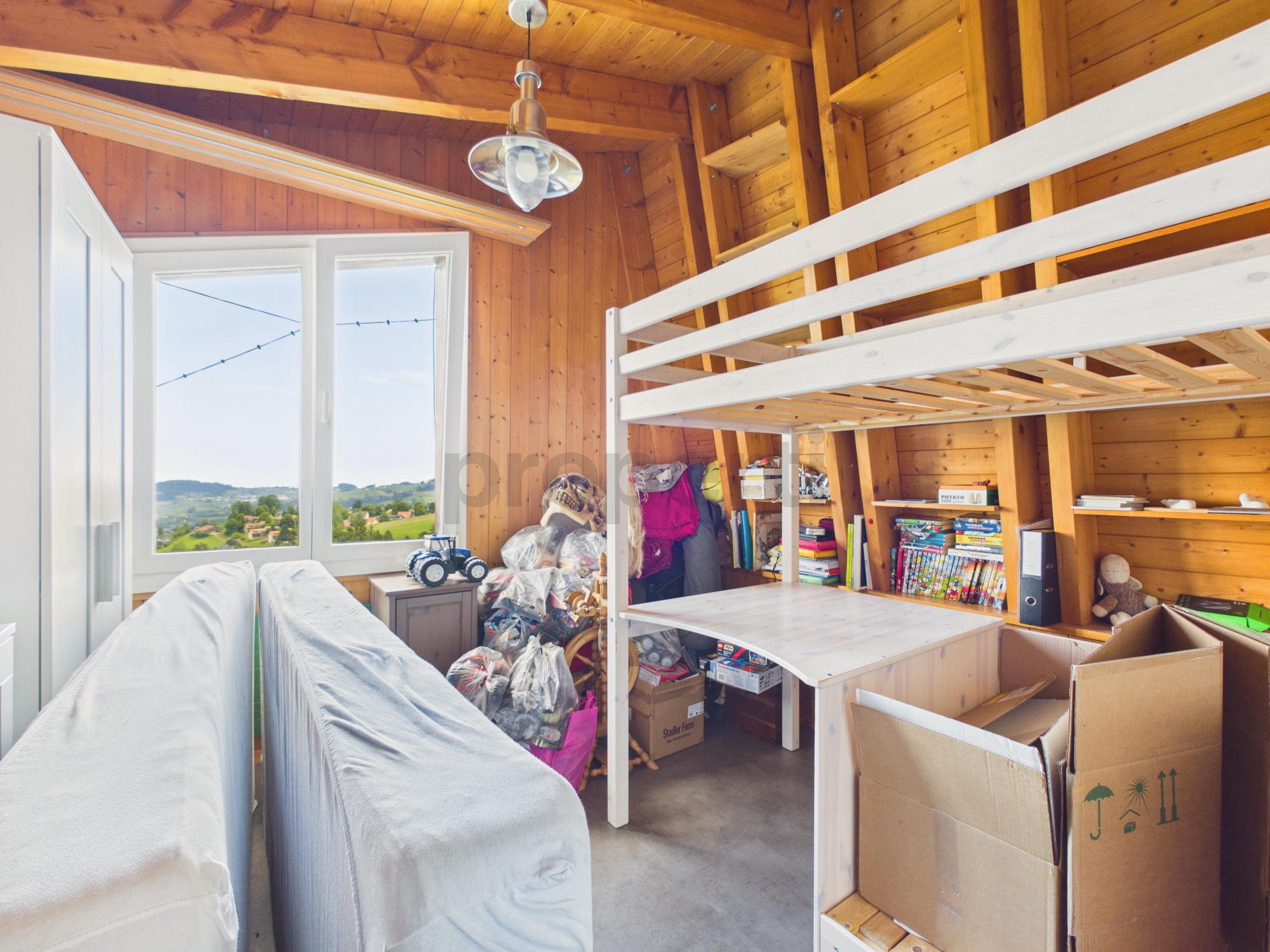 Ausgebautes Zimmer mit Hochbett und Bergblick