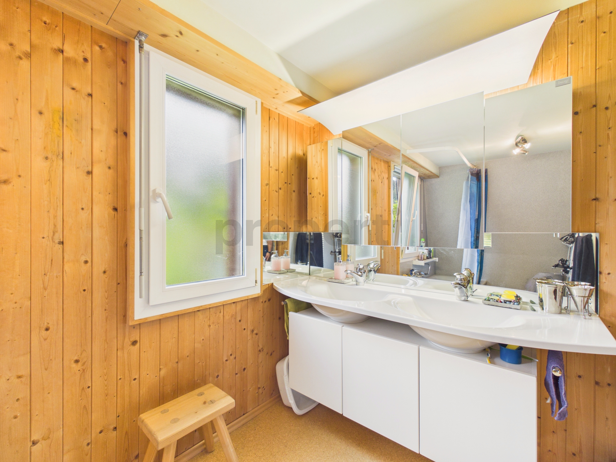 Badezimmer mit Holzverkleidung und Doppelwaschtisch