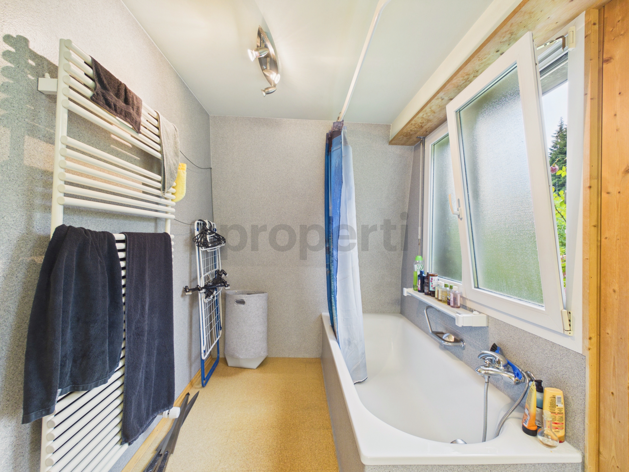 Badezimmer mit Badewanne und Fenster