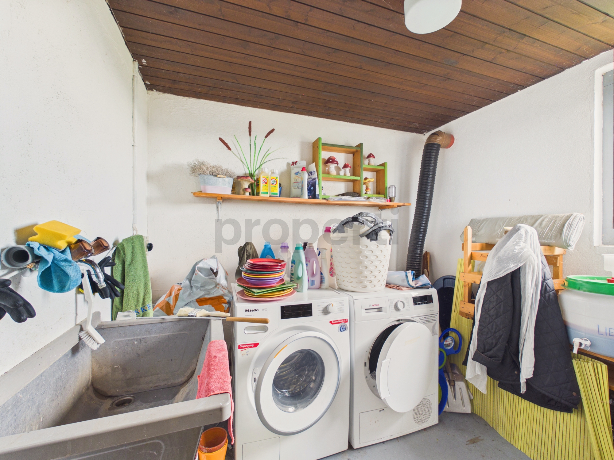 Hauswirtschaftsraum mit Waschmaschine und Trockner