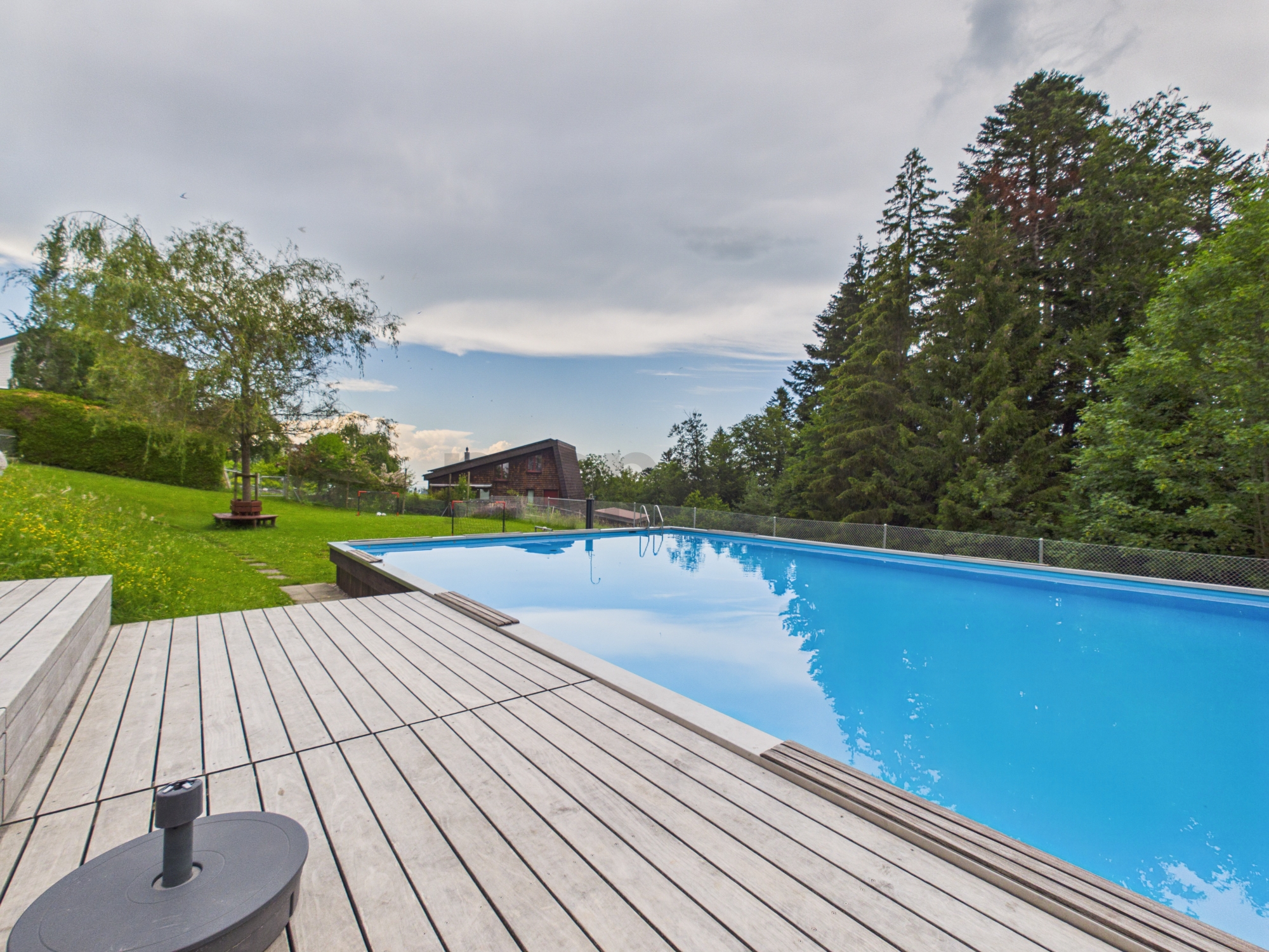 Außenbereich mit Pool und Terrasse