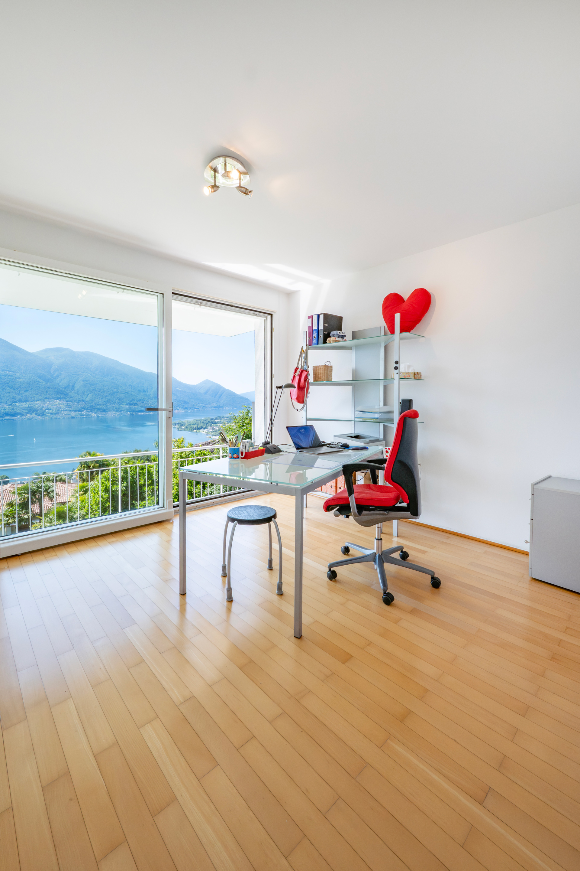 Helles Arbeitszimmer mit Seeblick