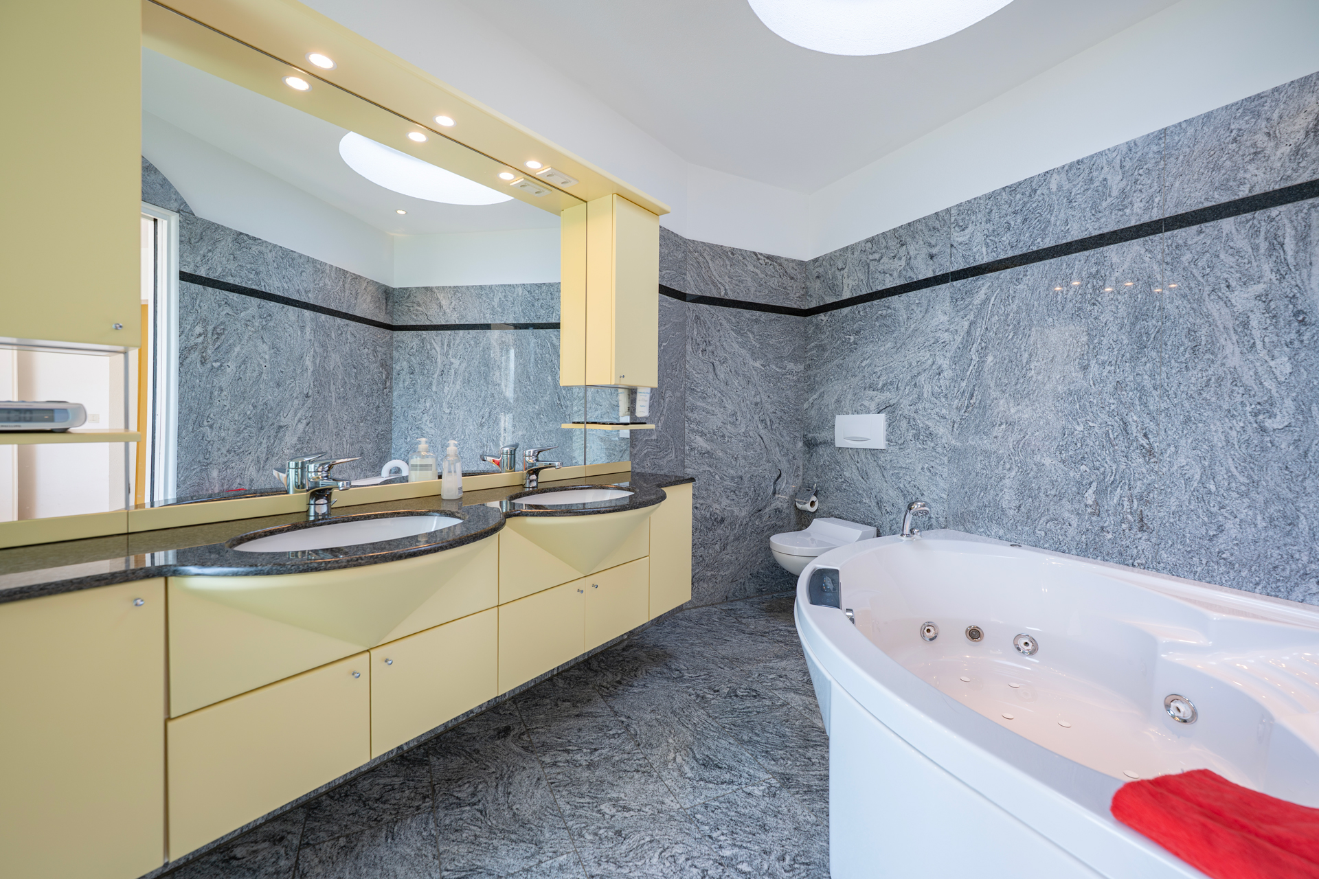 Modernes Badezimmer mit Doppelwaschtisch und Whirlpoolwanne