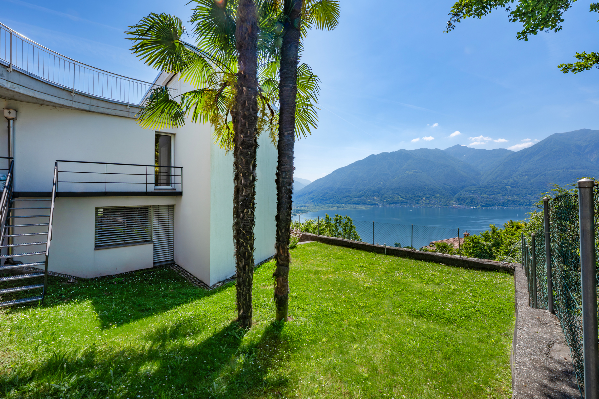Garten mit Seeblick und Bergpanorama