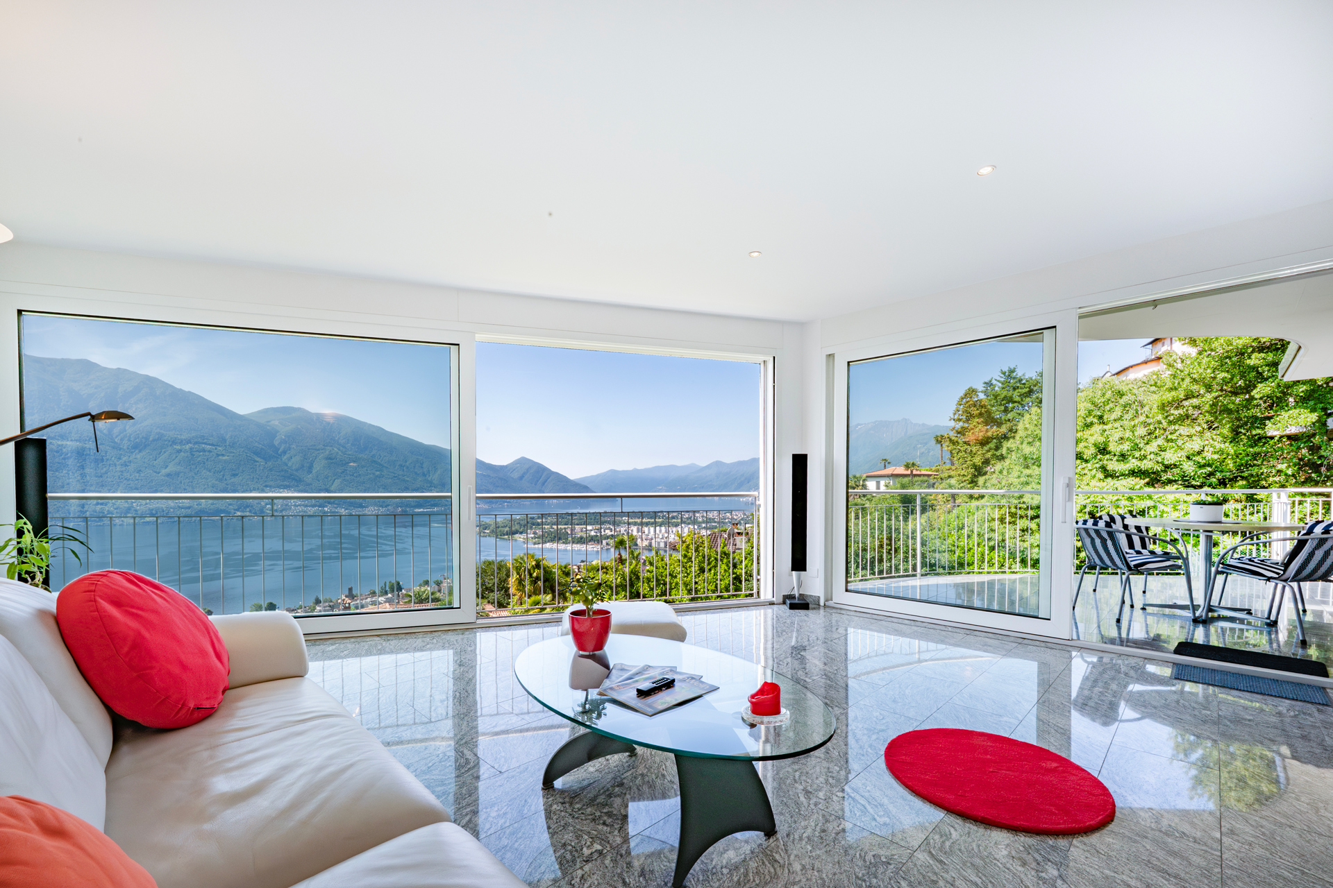 Helles Wohnzimmer mit Panoramablick