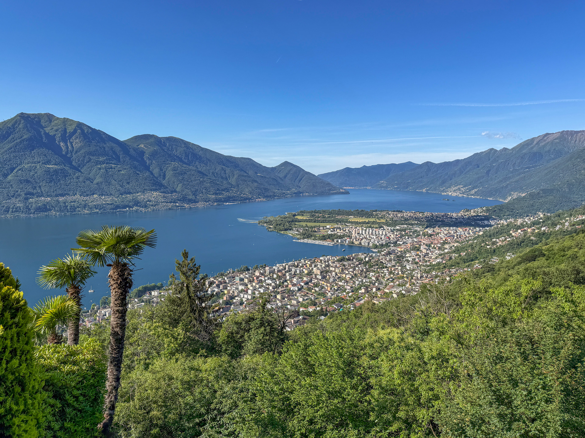 Panoramablick über See und Berglandschaft