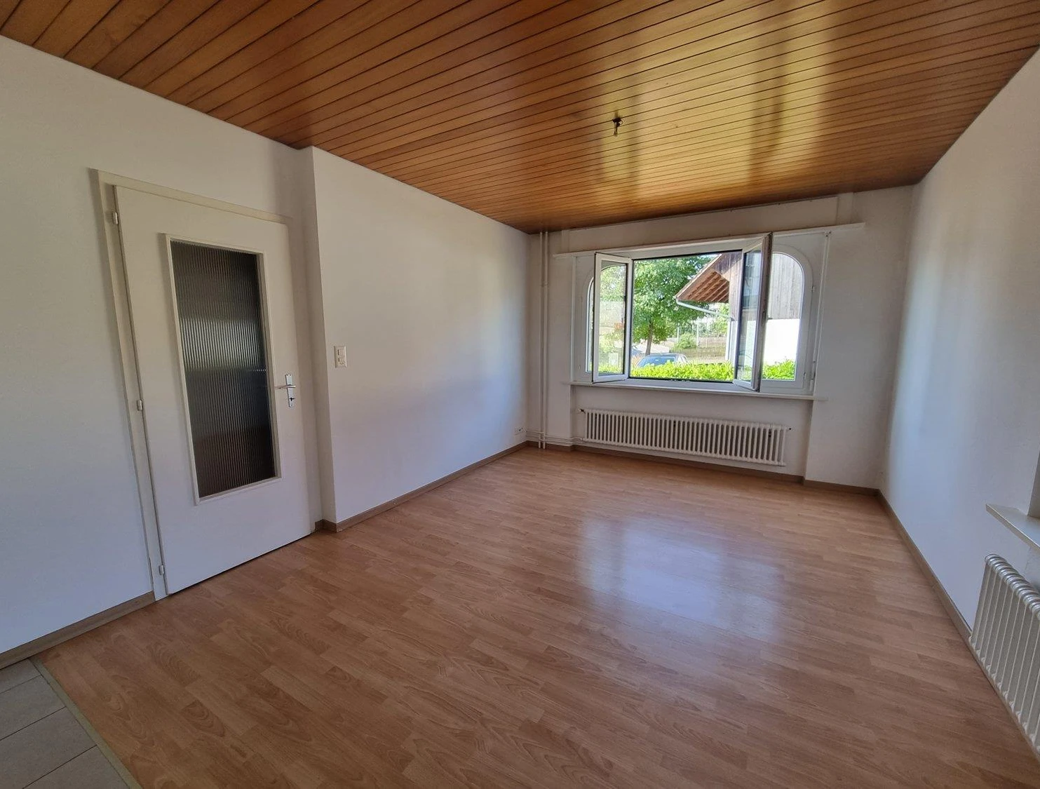 Heller leerer Innenraum mit Holzdecke und Fenster