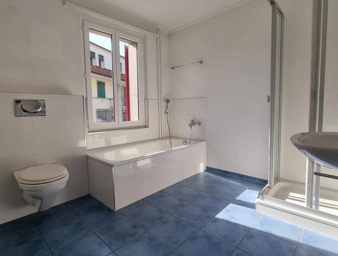 Badezimmer mit Badewanne und Dusche