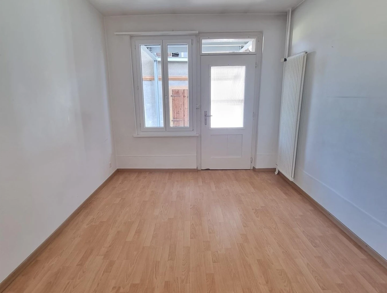 Leerer heller Raum mit Tür und Fenster