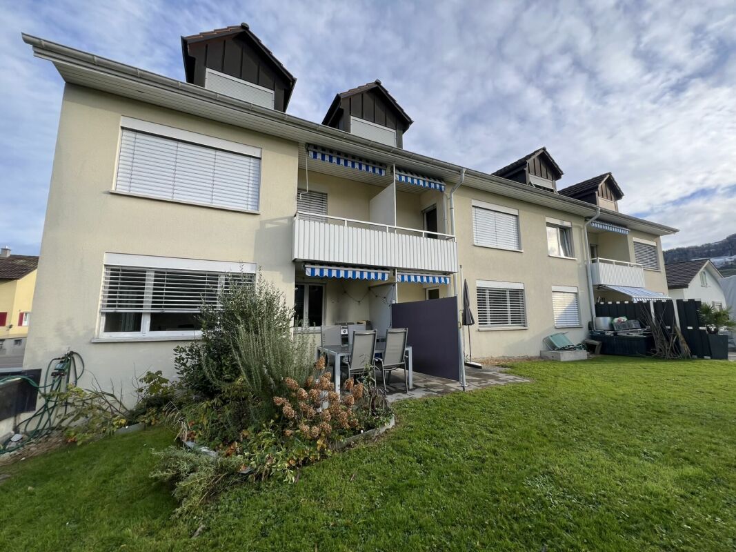 Mehrfamilienhaus mit Garten und Balkon