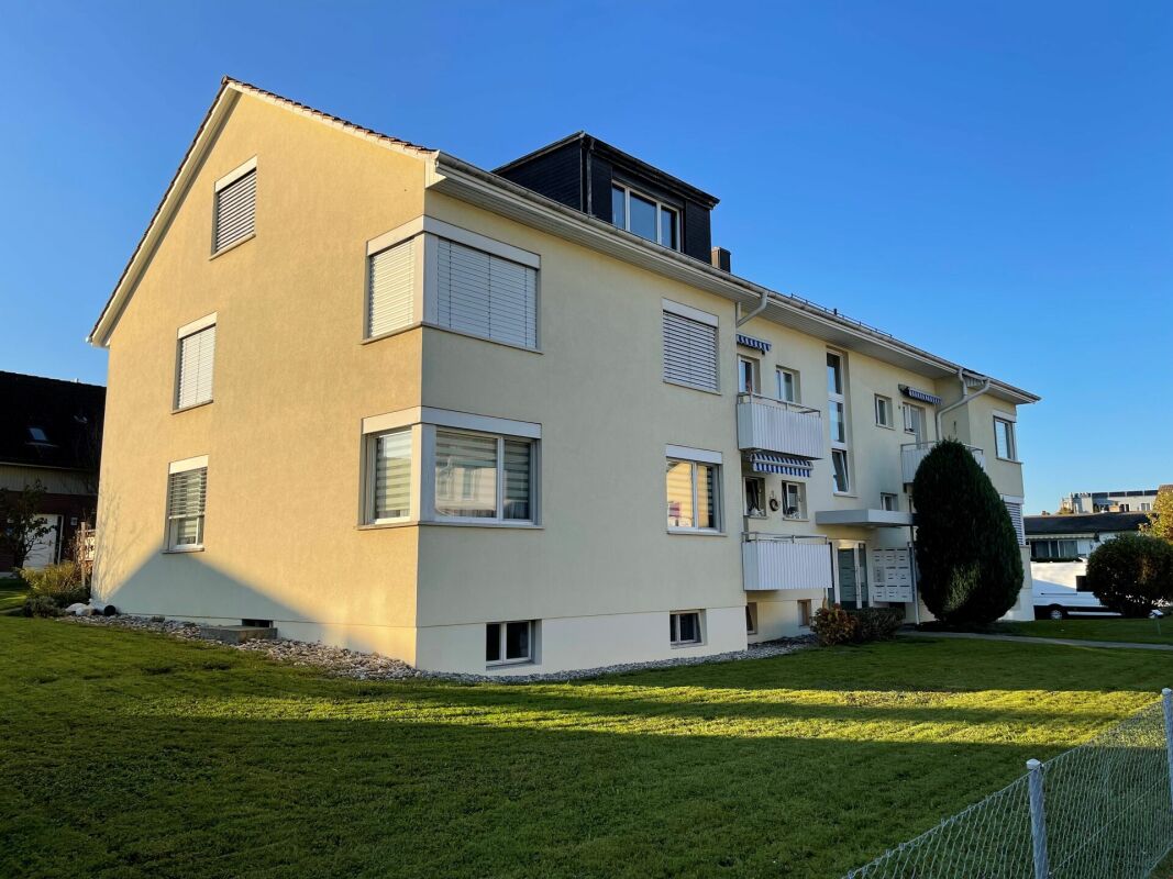 Mehrfamilienhaus mit gepflegter Grünfläche