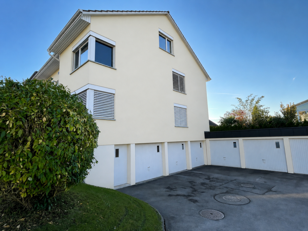 Mehrfamilienhaus mit Garagenzufahrt