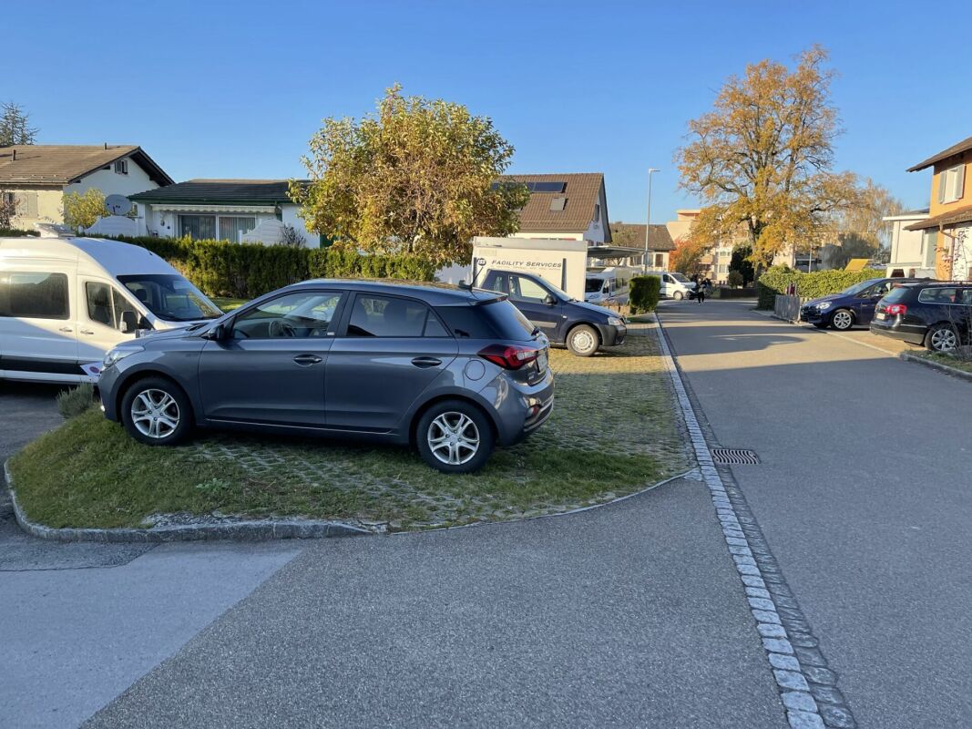 Wohnstraße mit geparkten Fahrzeugen