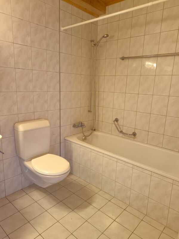 Badezimmer mit Wanne und Wand-WC