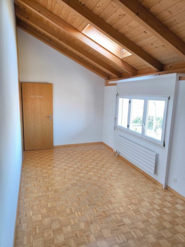 Leerer Dachraum mit Holzdecke und Fenster