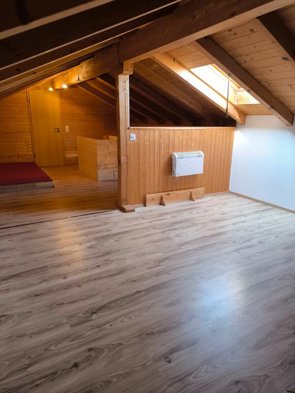Ausgebauter Dachraum mit Holzverkleidung