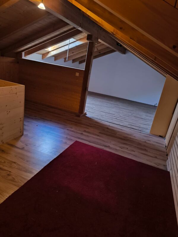 Dachgeschossraum mit Holzbalken