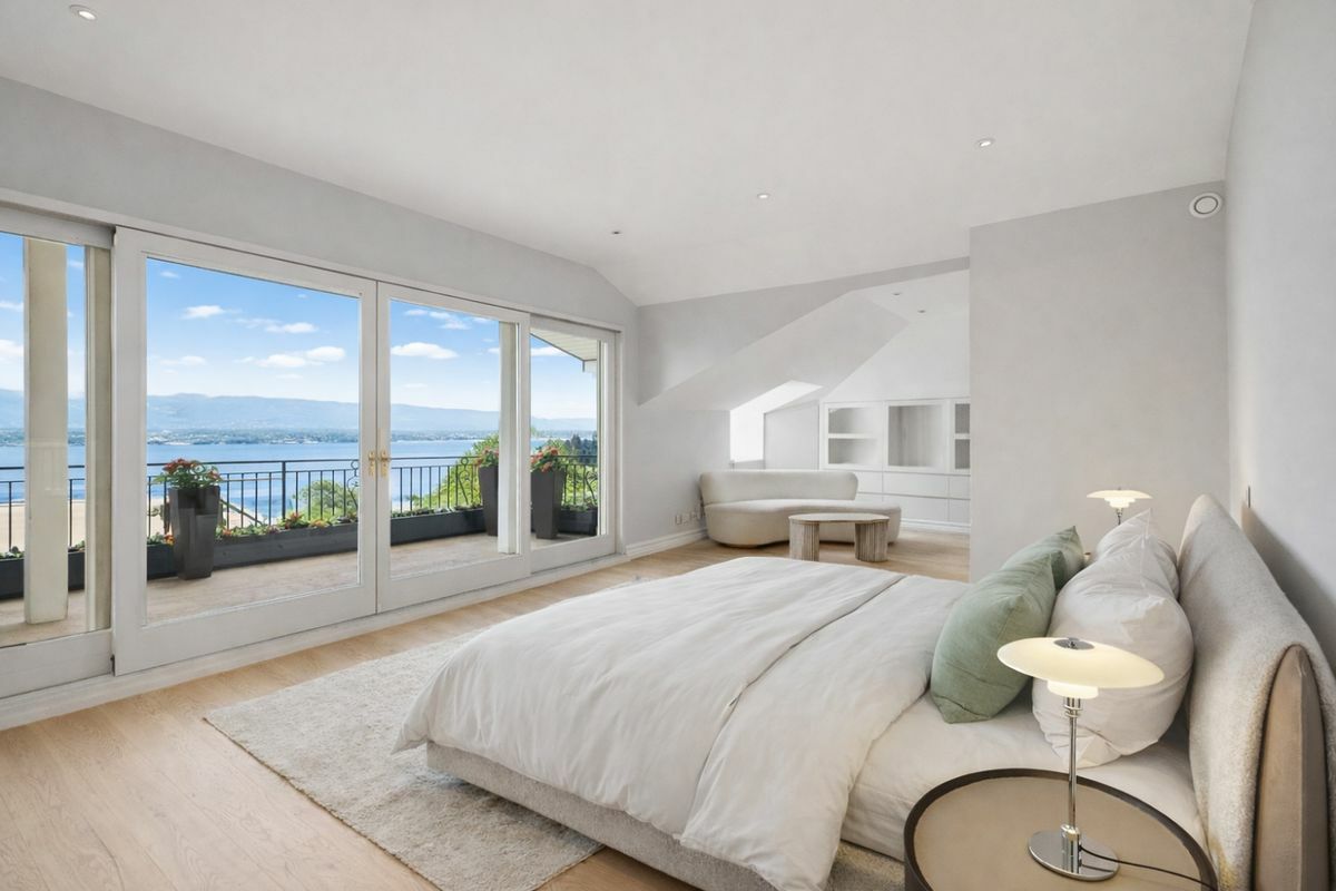 Helles Schlafzimmer mit Seeblick