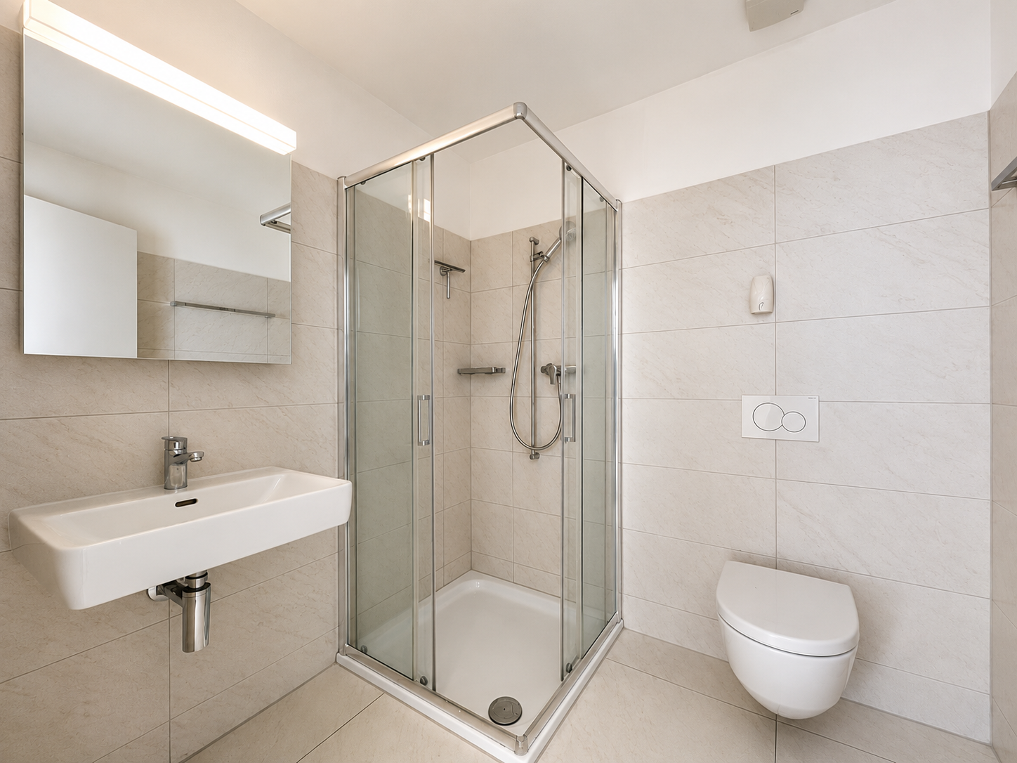 Modernes Badezimmer mit Dusche, Waschtisch und WC