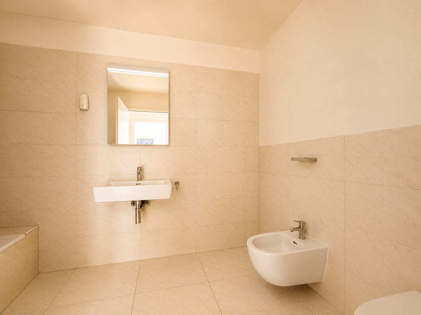 Helles, minimalistisches Badezimmer mit Bidet und Spiegel
