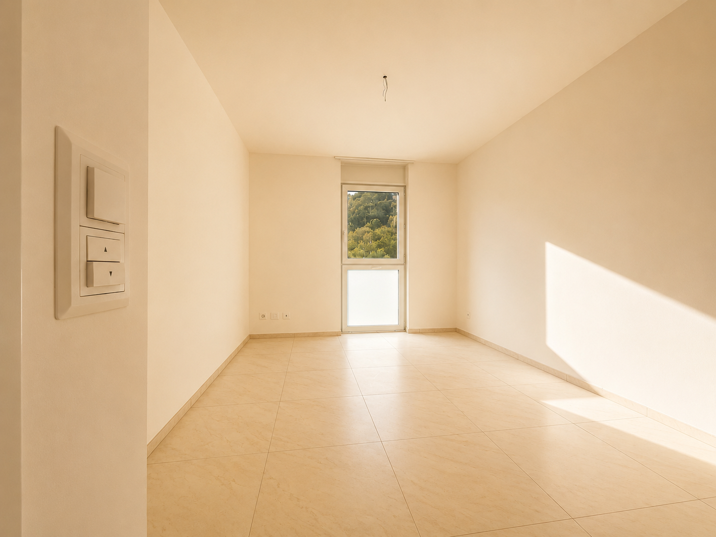 Heller leerer Raum mit Fenster und Fliesenboden