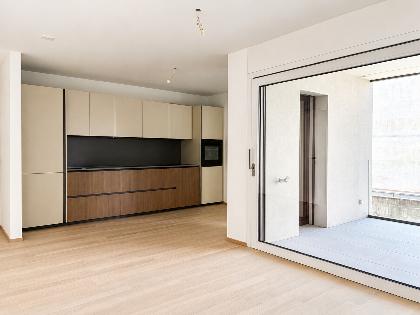 Offener Wohnraum mit Einbauküche und Terrasse