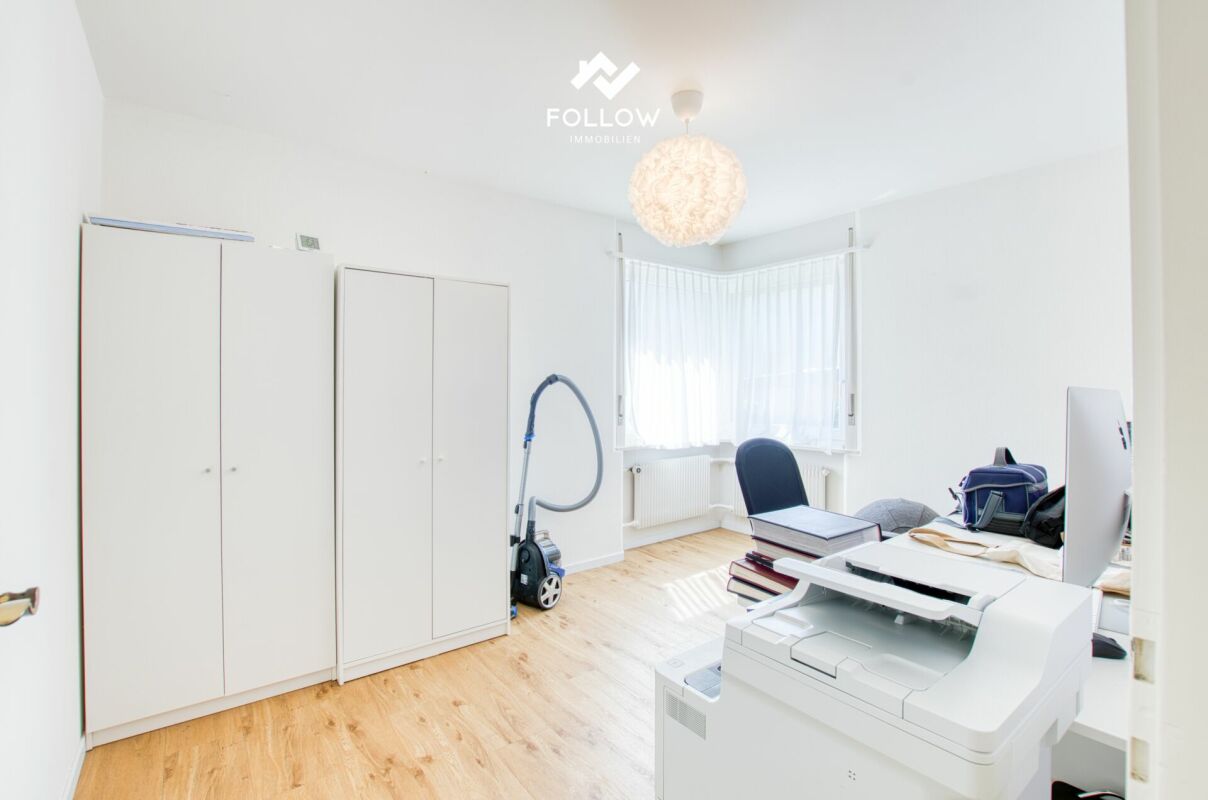 Helles Arbeitszimmer mit weißen Möbeln