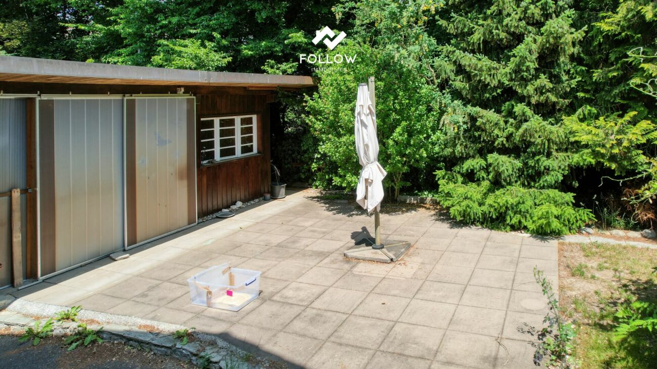 Garten-Terrasse mit Holzschuppen