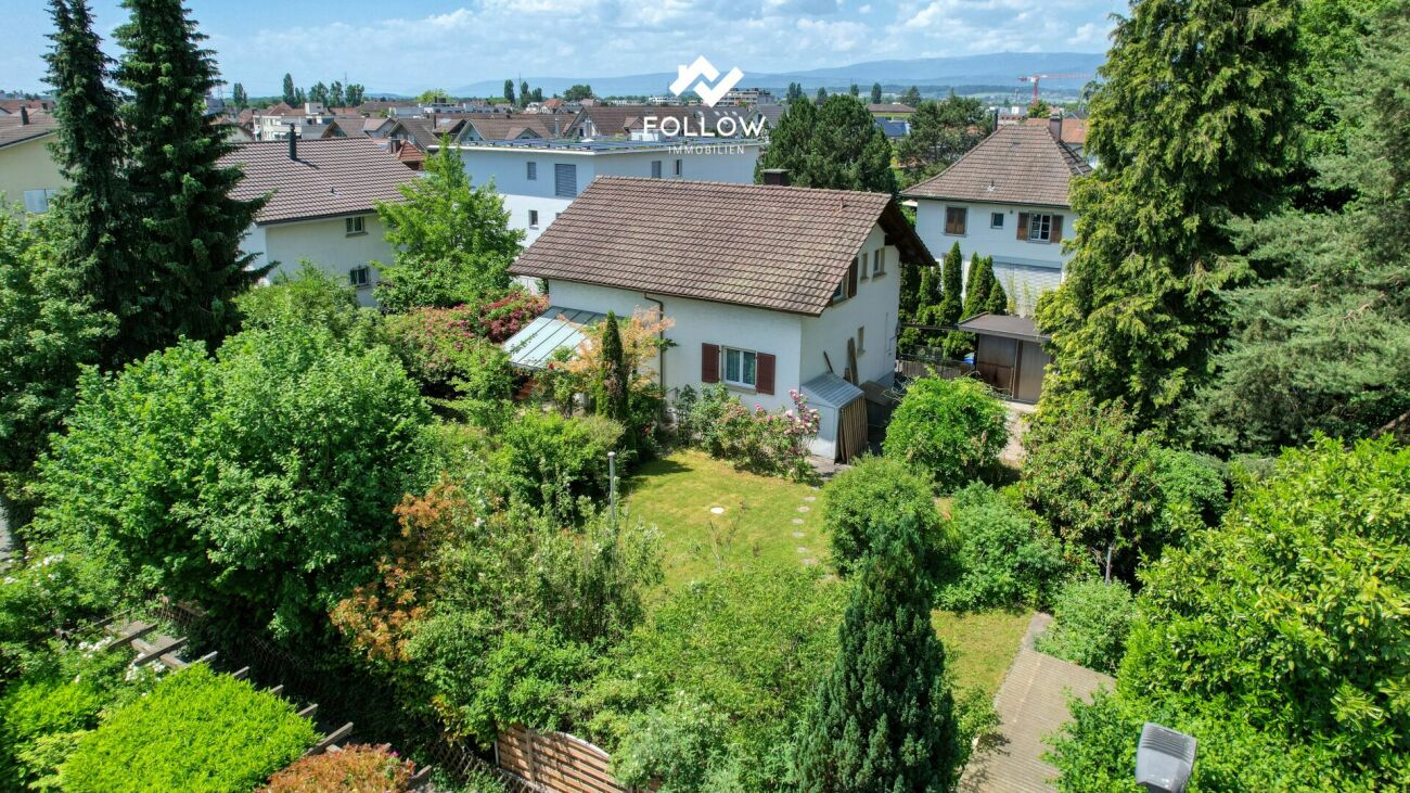 Garten- und Häuserblick mit Nachbarschaft