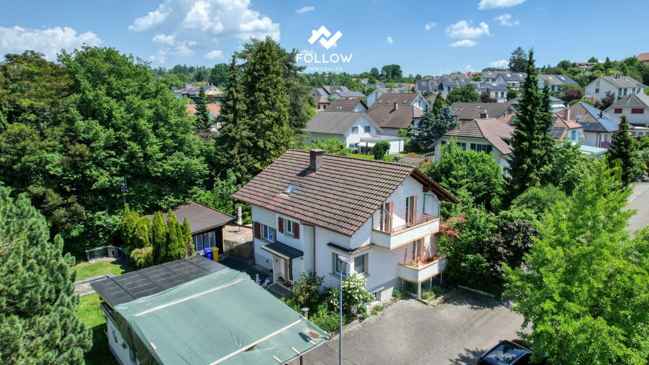 Wohnhaus mit Garten und Nachbarschaftsblick