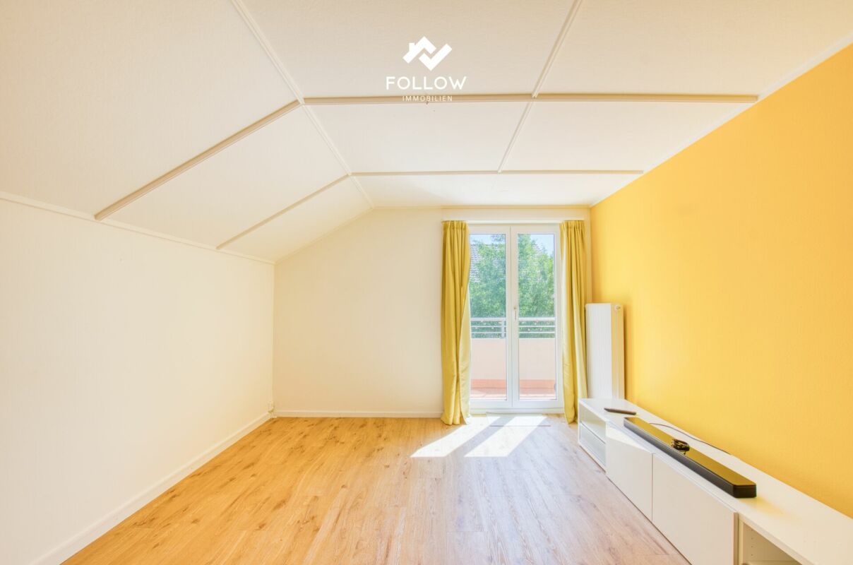 Heller leerer Raum mit Balkon und gelbem Akzent